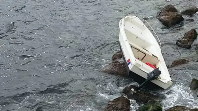 Imagen de un bote sobre la playa