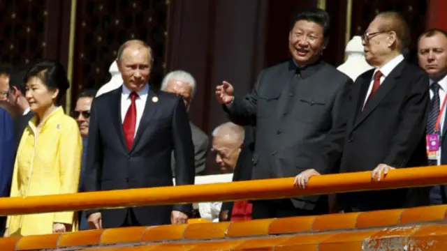 中国领导人习近平（右二）。