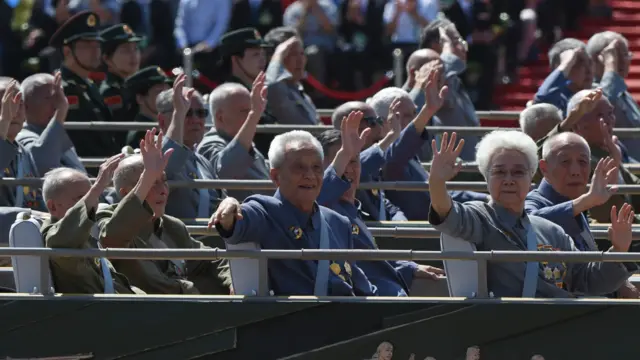 老兵在车上向民从挥手