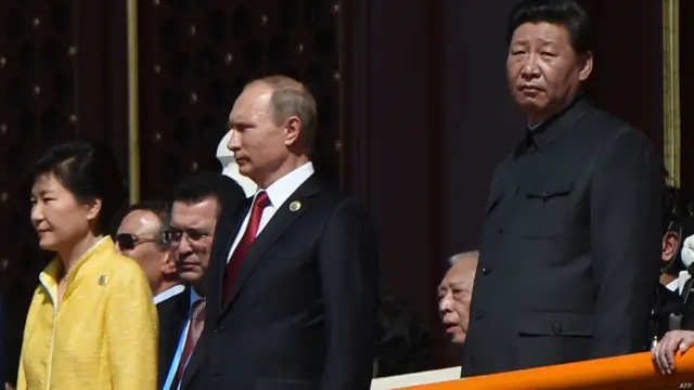  پریڈ میں روسی صدر ولادی میر پوتن، جنوبی کوریا کے صدر پارک گیون ہیے، اقوام متحدہ کے سیکریٹری جنرل بان کی مون سمیت پاکستانی صدر ممنون حسین نے بھی شرکت کی۔