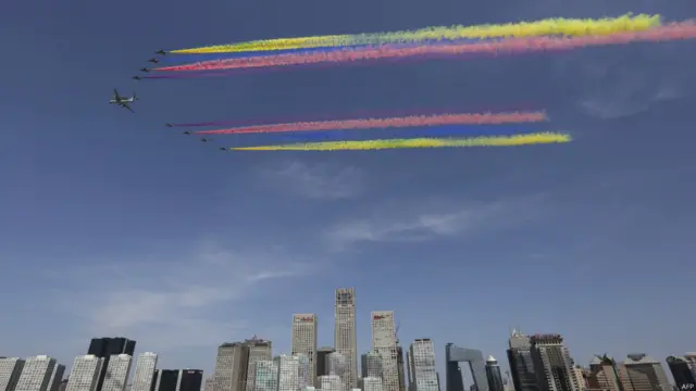 پریڈ کے دوران 200 لڑاکا طیارے فلائنگ پاسٹ کرتے ہوئے فضا میں رنگ بکھیرتے دکھائی دیے۔