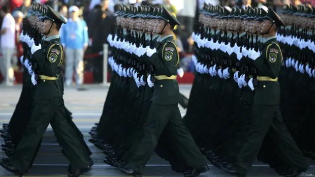 چین میں دوسری جنگ عظیم کے 70 سال مکمل ہونے اور جاپان کے خلاف فتح پر جمعرات کو ایک فوجی پریڈ کا انعقاد کیا گیا۔جس میں 12 ہزار فوجیوں نے حصہ لیا۔