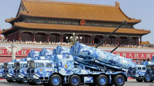 تینامن سکوائر میں ہوئی اس پریڈ میں ٹینک اور مزائل بھی نمائش کے لیے پیش کیے گئے۔