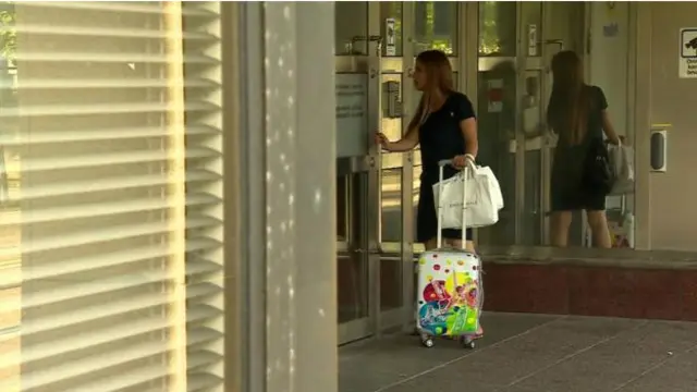 نور در گونتبرگ برای درخواست پناهندگی وارد اداره پلیس می‌شود