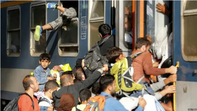 Stansiyanın qapılarını açmasının ardından insanlar platformalara axışmağa başlayıb.