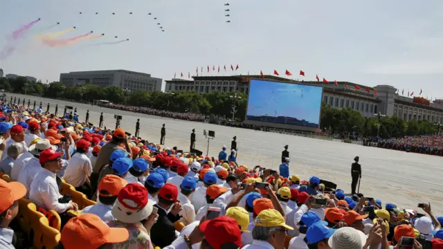 现场观看阅兵民众。