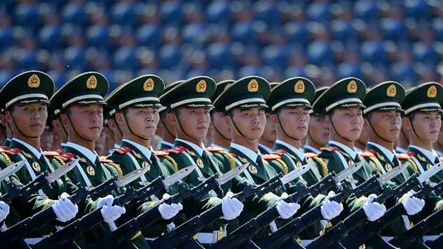 चीन की बीजिंग में निकाली गई परेड में शामिल सैनिक