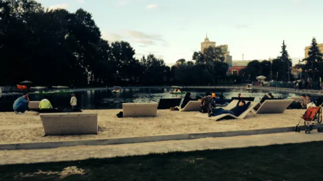 Насыпной пляж в Парке Горького