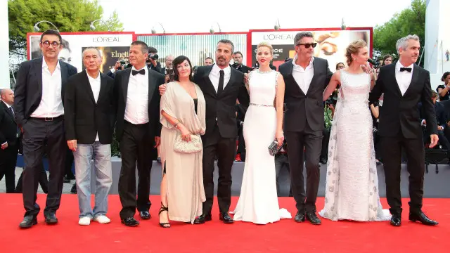 وقف أعضاء لجنة التحكيم أمام كاميرات المصورين قبل حفل الافتتاح