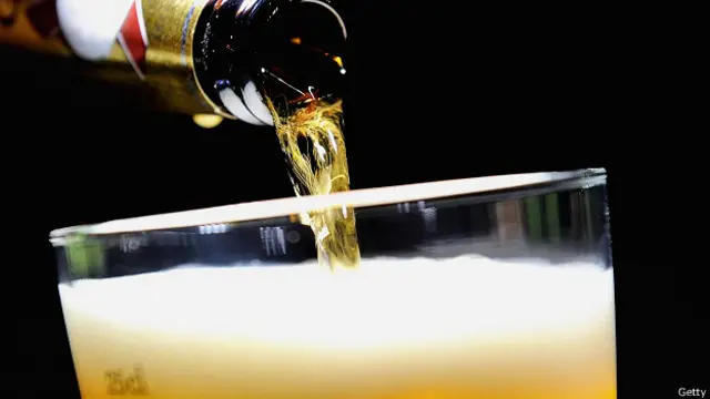 Наливая пиво в стакан