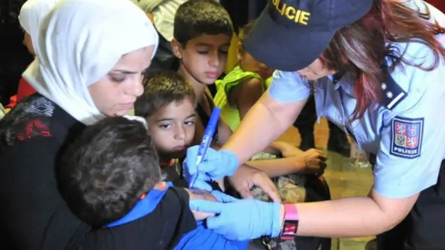 Çərşənbə axşamı günü, Breçlav stansiyasında qollarında flomaster yazısı olan miqrantlar saxlanılıb.