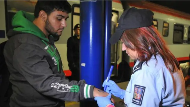 Polis dedi ki, əsas önəm verilən miqrantlarla şəxsiyyətinin müəyyən edilməsi və onların ailəvi şəkildə qruplaşmasını təmin etmək olub. 