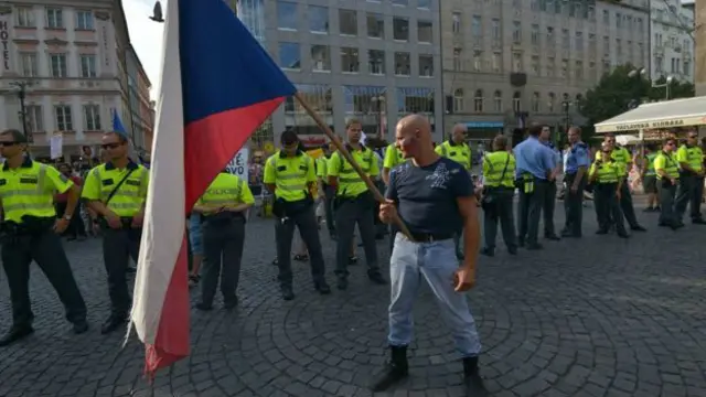Qatı sağçı fəallar Praqada keçirilmiş anti-miqrasiya nümayişində Çexiya bayrağını dalğalandırır.