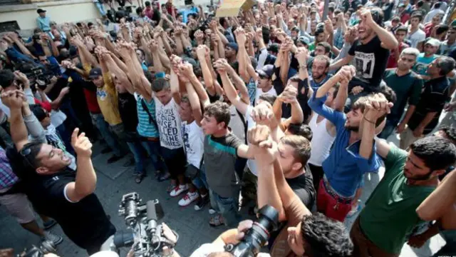 Budapeştə gələn qaçqınlar Almaniya getməyi tələb edirlər. 