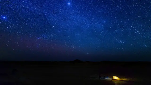O céu visto no lado egípcio do Deserto do Saara
