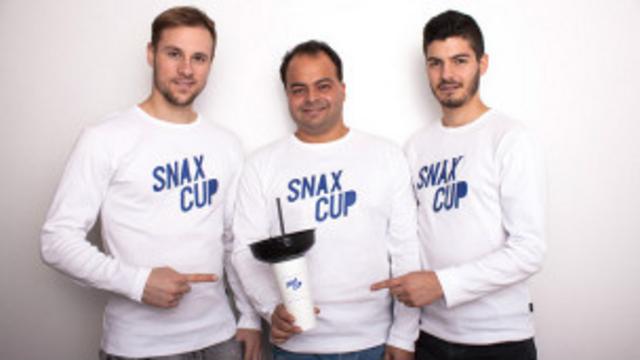 El futbolista alemán Max Beister, a la izquierda, junto a sus socios en Snax Cup.