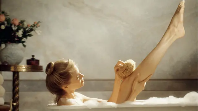 Mujer bañandose en tina