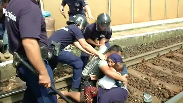 تارکین وطن نے ٹرین سے اترنے سے انکار کر دیا جبکہ کئی ریلوے ٹریک پر لیٹ گئے