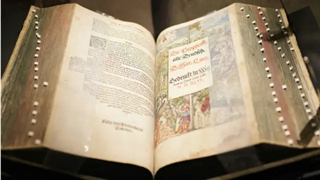 Книги грали провідну роль у розповсюдженні Християнства, в них з'явилися декоративні літери та позначки абзаців, пишні ілюстрації із сухозлітного золота та вишукана графіка. 