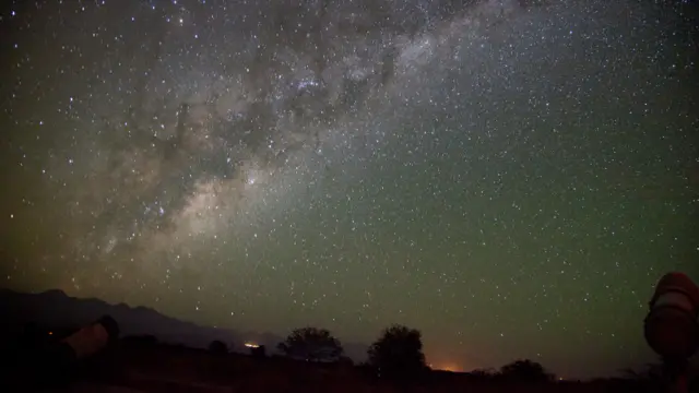 4. Sa mạc Atacama, Chile: Bầu trời đêm trong vắt hiện diện ở hầu hết các nơi của sa mạc Atacama, theo Tafreshi. Là sa mạc khô cằn nhất thế giới, nằm chủ yếu trên lãnh thổ Chile và các phần nhỏ thuộc Peru, Bolivia và Argentina, đây cũng là nơi có một số trạm quan sát thiên văn. "Atacama hơn hẳn nhiều nơi khác, do bầu trời ở đây cao, khô và trong trẻo trong nhiều đêm hơn mỗi năm. Khi đi bộ trong sa mạc giữa các khối đá nằm rải rác trên nền bụi đỏ, ta có cảm giác giống như đang ở trên sao Hỏa nhưng phía trên là bầu trời của Trái Đất vậy." Hình: San Pedro de Atacama, Chile.