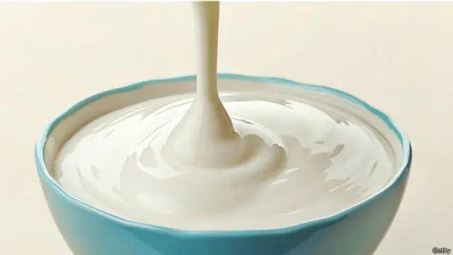 При нагревании молока белковые молекулы разворачиваются, придавая будущему йогурту консистенцию сметаны