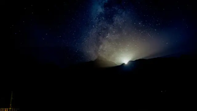 Nascer da Lua entre os Himalaias, no Nepal