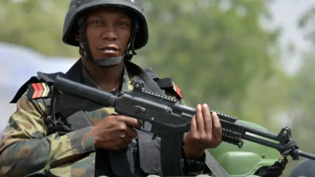 Un soldat patrouillant dans la ville de Waza dans le nord du Cameroun