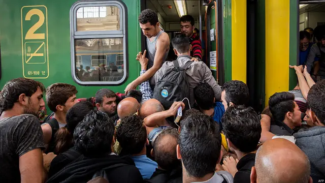 یورپ میں مشرقِ وسطیٰ اور افریقہ کے راستے تارکینِ وطن کی آمد کا سلسلہ جاری ہے وہیں ہنگری کے دارالحکومت بوڈاپیسٹ کے ریلوے سٹیشن کو دو دن بند رکھنے کے بعد تارکینِ وطن کے لیے کھول دیا گیا۔