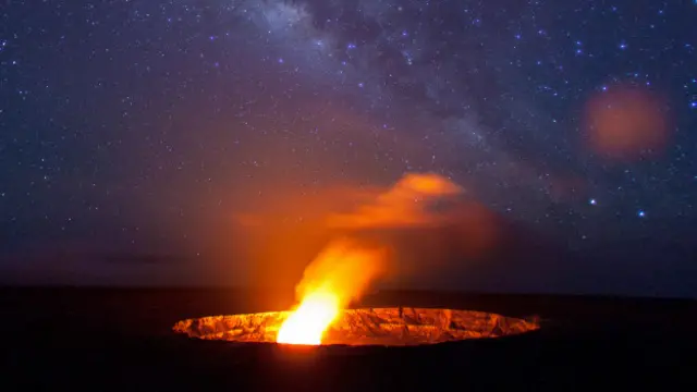 Anoitecer no vulcão de Kilauea, no Havaí, e vista da Via Láctea