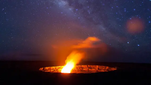 7. Các núi lửa Hawaii: Các núi lửa ở Hawaii là nơi đặt một số đài quan sát thiên văn nổi tiếng. Các núi lửa Mauna Kea và Mauna Loa, đều cao hơn 4.000m trên mực nước biển, là những núi lửa nổi tiếng nhất để tới ngắm bầu trời đêm đầy sao. Hình: Miệng núi lửa Kilauea, Hawaii.