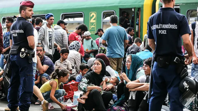  ریلوے سٹیشن کے دروازے کھلنے کے بعد تارکین وطن تیزی سے سٹیشن میں داخل ہوتے ہوئے دیکھے گئے۔ ایک ٹرین وہاں سے چلی لیکن تھوڑی دیر بعد اسے تارکینِ وطن کے لیے قائم کیے گئے سینٹر کے قریب روک دیا گیا۔