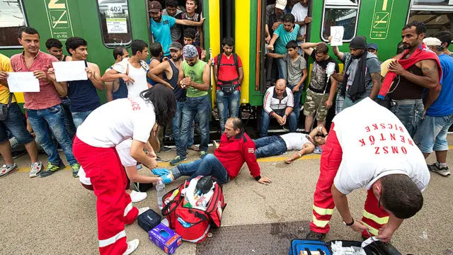 ولیس نے بوڈاپیسٹ سے تقریباً 40 کلو میٹر دور مغرب میں بسکے کے مقام پر ان تارکینِ وطن کو ٹرین سے اتارنا چاہا لیکن انھوں نے اس پر کافی مزاحمت کی۔ ان میں سے کچھ کھڑکیوں پر ضربیں لگا رہے تھے اور ’جرمنی، جرمنی‘ چلا رہے تھے۔ اس دوران متعدد زخمی بھی ہو گئے۔