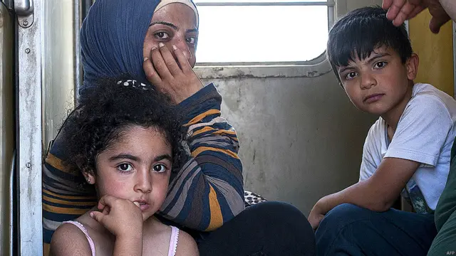 صرف جولائی میں یورپ میں داخل ہونے والے پناہ گزینوں کی تعداد ایک لاکھ سات ہزار تک پہنچ گئی ہے جو ایک ریکارڈ ہے۔ جرمنی کا اندازہ ہے کہ رواں سال اس کے یہاں آٹھ لاکھ پناہ گزین پہنچیں گے جوگذشتہ سال سے چار گنا زیادہ ہیں۔ ایک خاندان مقدونیہ سے سربیا میں داخل ہونے میں کامیاب ہو گیا اور ایک ٹرین میں سوار ہے۔ 