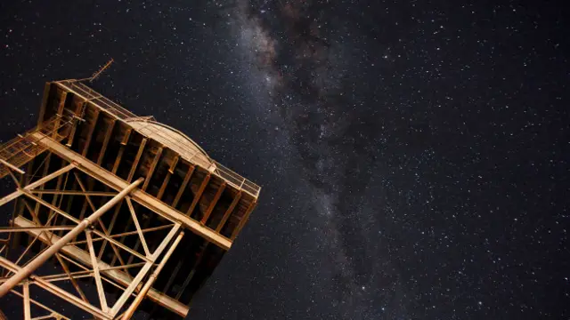 A Via Láctea observada desde uma torre de caixa d'água em Laverton, na Austrália