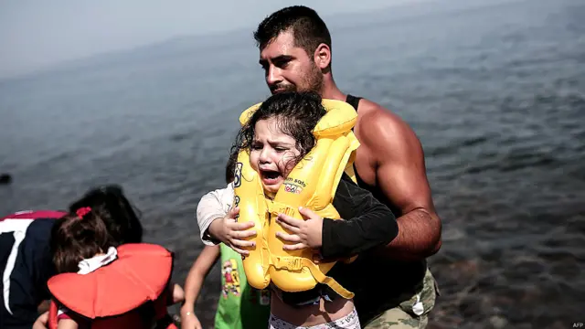  اطلاعات کے مطابق ترکی کے ساحل کے قریب یونان جانے والی تارکین وطن کی کشتی ڈوبنے سے پانچ بچوں سمیت 12 پناہ گزین ڈوب گئے ہیں ۔