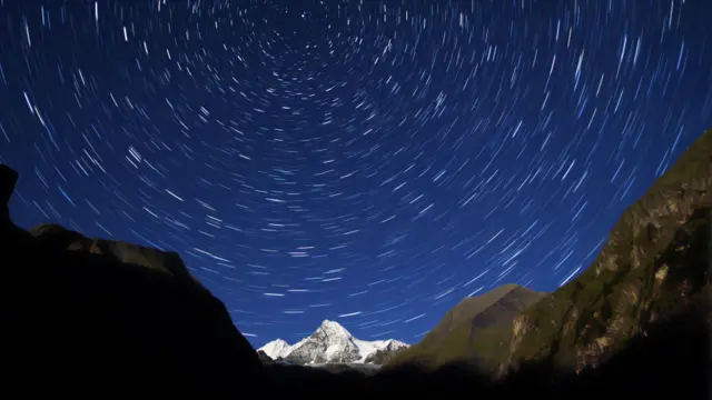 9. Dãy Alps: "Nơi cuối cùng còn lại ở Tây Âu để ngắm trời đêm trong quang cảnh tự nhiên là tại dãy Alps," Tafreshi nói, nhờ vào việc dân số thưa thớt, có nhiều các khu bảo tồn và do dãy núi nằm cao so với mực nước biển. "Một trong những nơi ưa thích của tôi là khu vực Tyrol của Áo, nơi rất dễ ngắm được bầu trời đêm nguyên sơ." Hình: Núi Grossglockner trên dãy Alps, Áo.