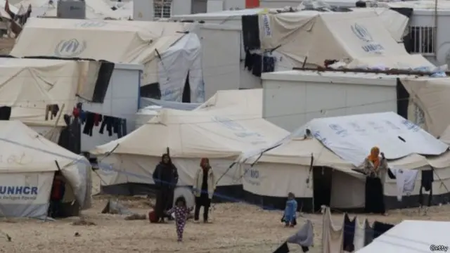 يعيش مئات الآلاف من اللاجئين السوريين في ظروف إنسانية صعبة بمخيمات إيواء في الدول المجاورة لسوريا.