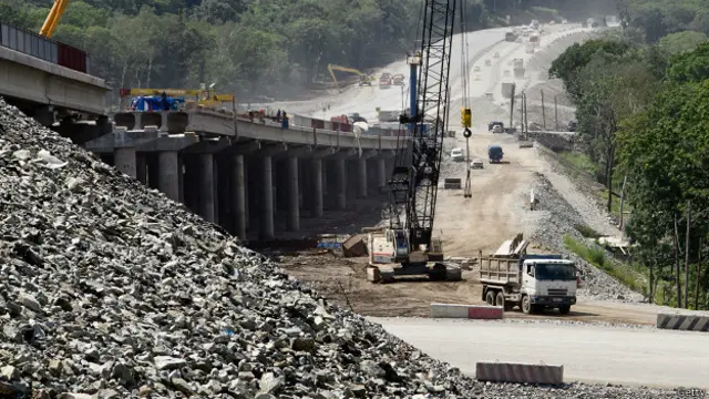 Строительство моста под Владивостоком