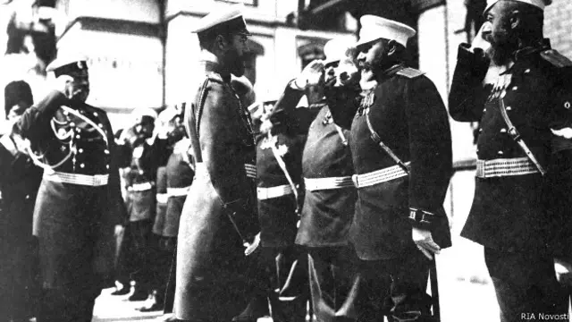 Николай II инспектирует войска перед отправкой на фронт во время русско-японской войны