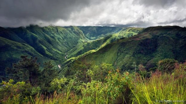 عاصفة تهب على بلدة تشيرابونجي بالهند