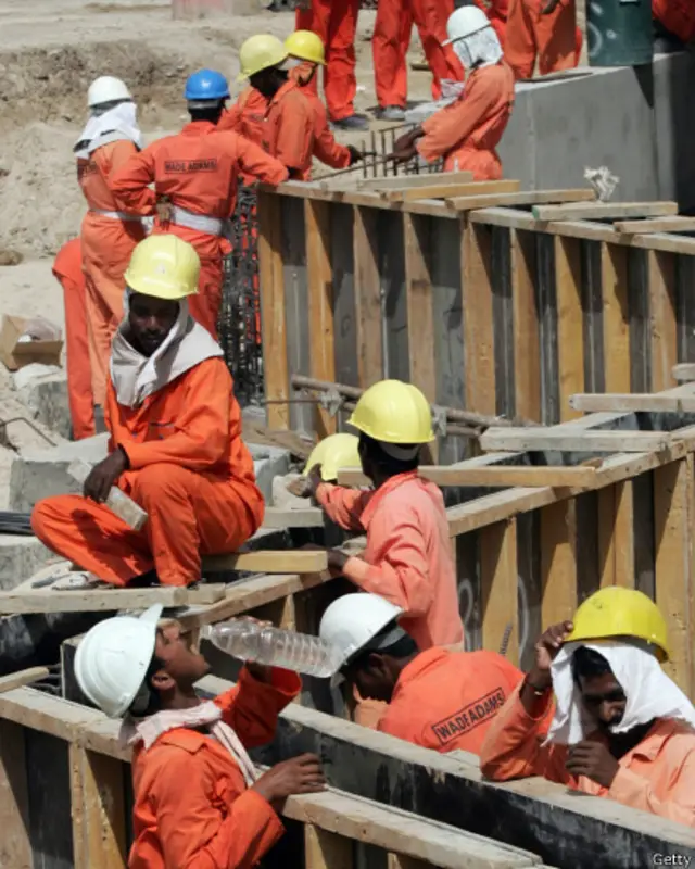 La mayoría de los estados del Golfo, como Kuwait, Arabia Saudí, Qatar y Emiratos Árabes Unidos tienden a emplear a inmigrantes del sureste asiático y del subcontinente indio.