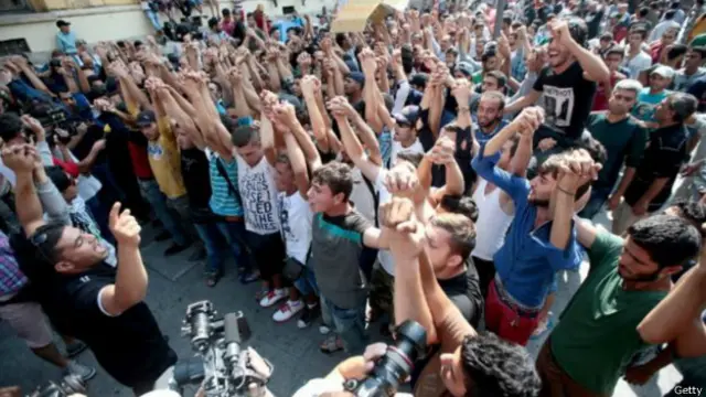 Oficialmente los sirios pueden solicitar un visado de turista o un permiso de trabajo para los estados del Golfo.