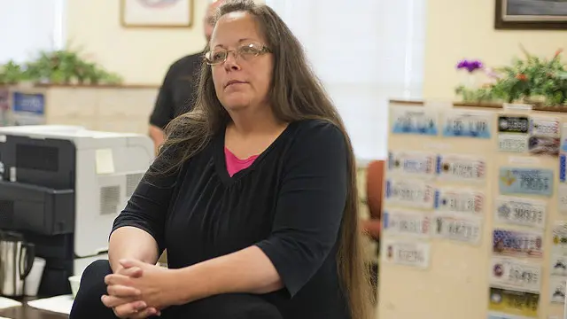 کم ڈیوس کا کہنا ہے کہ سپریم کورٹ کا فیصلہ ان کے عقائد کے ساتھ متصادم ہے