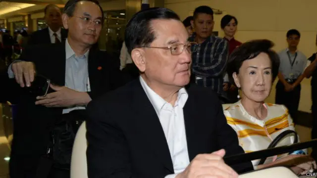 连战及连方瑀返回台湾时，快速通关入境，避开抗议人士。