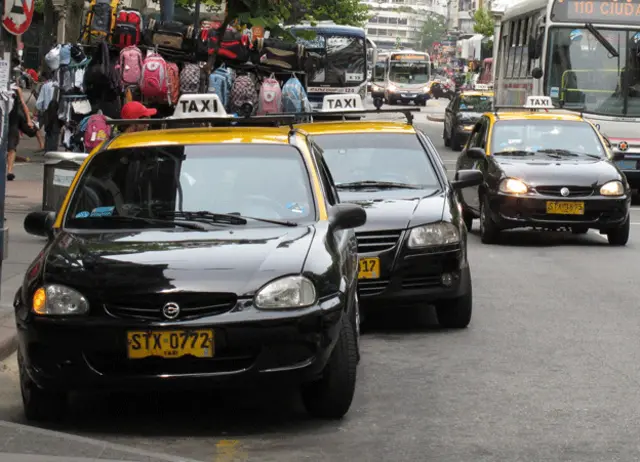 Taxis y omnibuses en Montevideo.