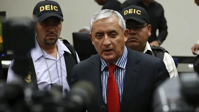 Otto Perez Molina mendapat pengawalan ketat polisi bersenjata lengkap.