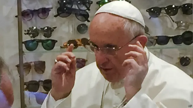 دکان کے مالک اس سے پہلے بھی پوپ کے لیے عینک کے شیشے بنائے ہیں لیکن وہ شیشے ویٹیکن پہنچاتے رہے ہیں