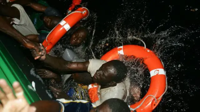 Em 2004, Juan Medina trabalhava nas Ilhas Canárias como fotógrafo de um jornal local quando um pequeno bote se aproximou da praia. A embarcação estava repleta de homens vindos da África Subsaariana. Medina acompanhava uma patrulha da guarda costeira espanhola que se preparava para abordar o bote, quando a pequena embarcação começou a afundar. Nove dos passageiros morreram afogados. Juan Medina retratou o resgate dos malineses Isa e Ibrahim, dois dos 29 sobreviventes. A foto foi premiada em 2005 ganhando o prestigioso World Press Photo Award.