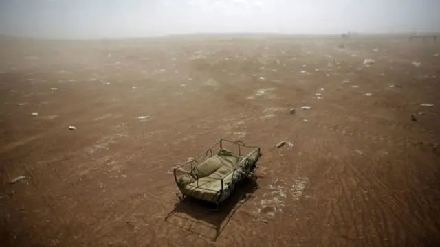 Para chegar ao Mediterrâneo muitos imigrantes têm que fazer uma viagem exaustante por terra, suportando um calor extremo e a poeira intensa, como neste lugar isolado em um ponto da fronteira entre a Síria e a Turquia. Ao invés de pessoas, o fotógrafo Murad Sezer, da Reuters, encontrou apenas um berço abandonado. 'Para mim, aquilo era a própria representação de uma certa desesperança', disse ele