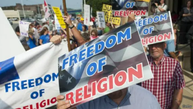 تظاهر مؤيدون ومعارضون لقرار القاضي أمام مقر المحكمة.